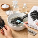 Како брзо очистити чешаљ од косе и плака код куће kako-brzo-ocistiti-ceshalj-od-kose-i-plaka-kod-kuce.png