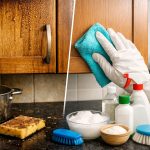 Како брзо очистити кухињске ормариће од лепљивих остатака и старе масти kako-brzo-ocistiti-kuhinjske-ormarice-od-lepljivih-ostataka-i-stare.png